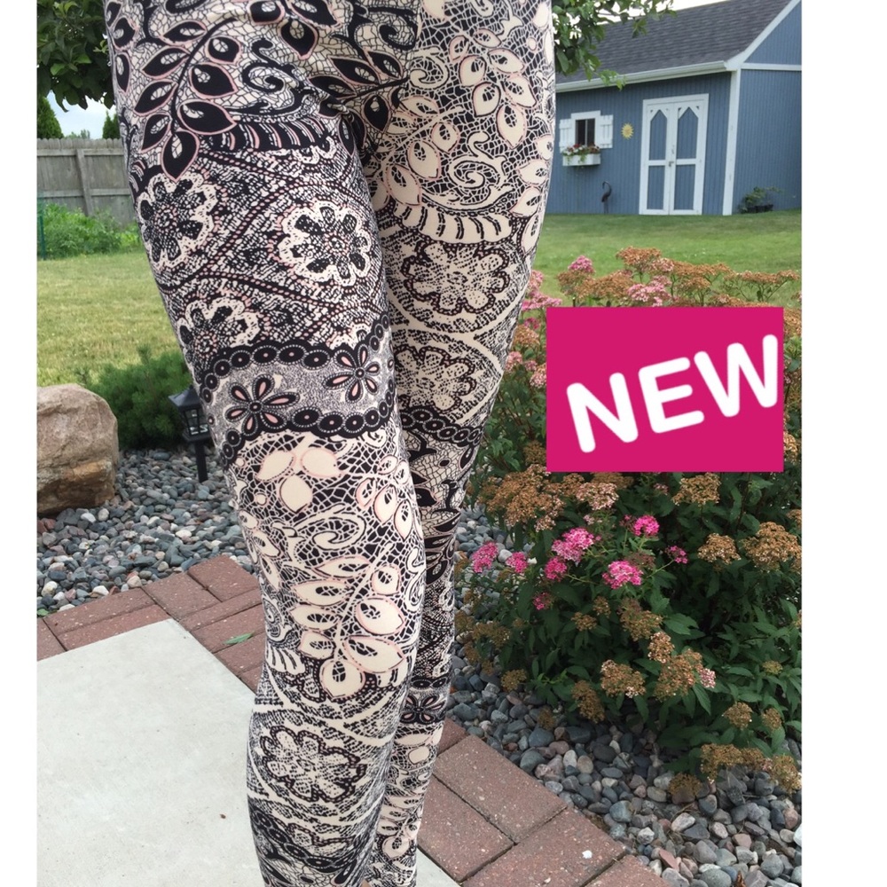 Sold Out! Sorry this pattern sold out. Check my closet for more amazing leggings - Picture 4 of 7